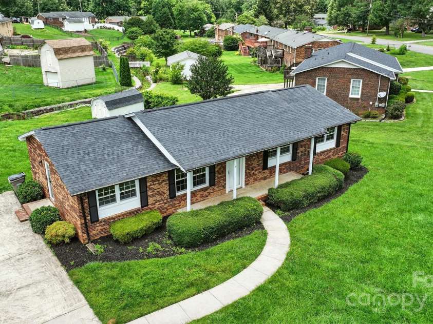 1735 Hollandale Drive, Gastonia, NC 28054.  MLS# CAR4263571, YatesRealty ID 24538. 