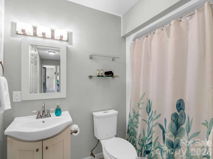 656 Cashiers Valley Road, Brevard, NC 28712.  MLS# CAR4382914, YatesRealty ID 24538. Main level full bath