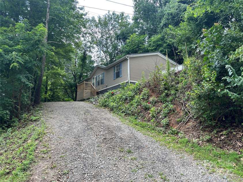 205 Westwood Avenue, Swannanoa, NC 28778.  MLS# CAR4217355, YatesRealty ID 2454. 