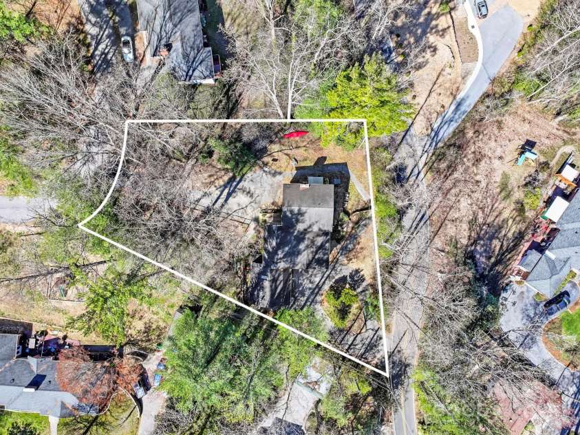 203 Davis Mountain Road, Laurel Park, NC 28739.  MLS# CAR4237042, YatesRealty ID 24540. Approximate lot lines