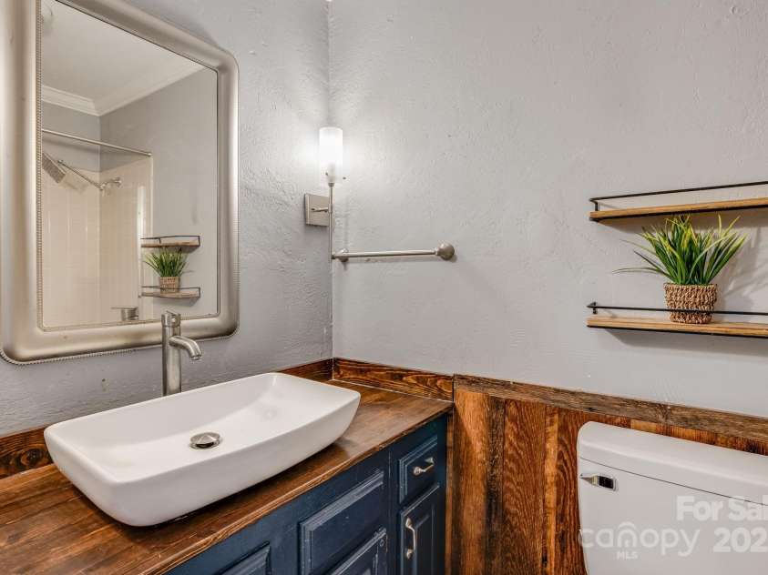 203 Davis Mountain Road, Laurel Park, NC 28739.  MLS# CAR4332728, YatesRealty ID 24540. Full bathroom, shower/tub combination