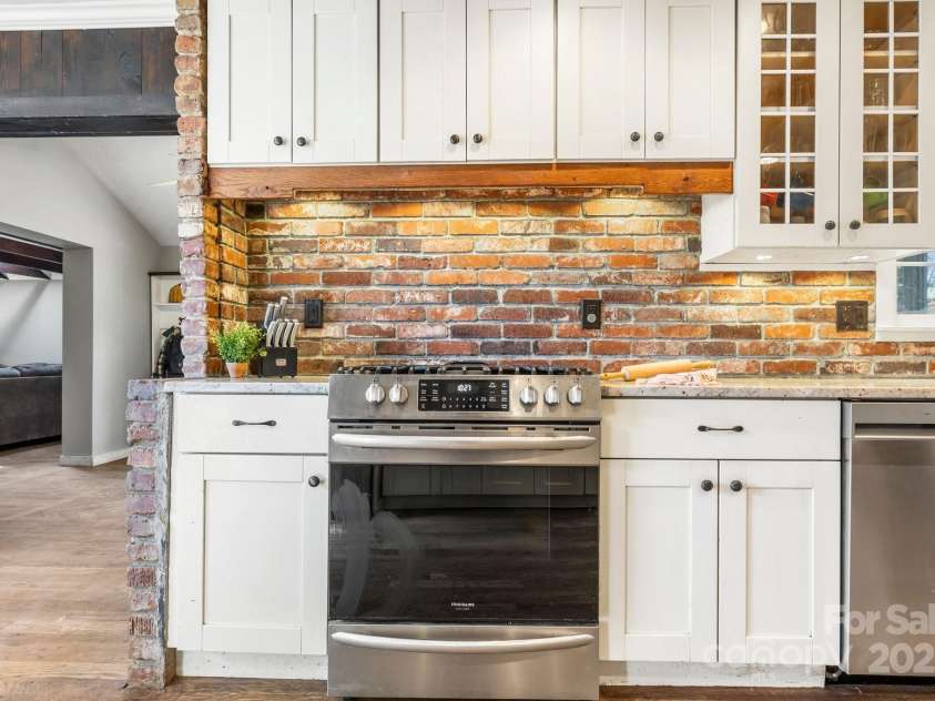 203 Davis Mountain Road, Laurel Park, NC 28739.  MLS# CAR4332728, YatesRealty ID 24540. Gas-burning range