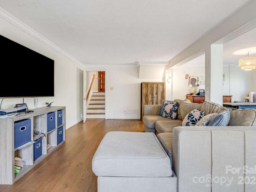 203 Davis Mountain Road, Laurel Park, NC 28739.  MLS# CAR4332728, YatesRealty ID 24540. Spacious recreation room/family room/playroom