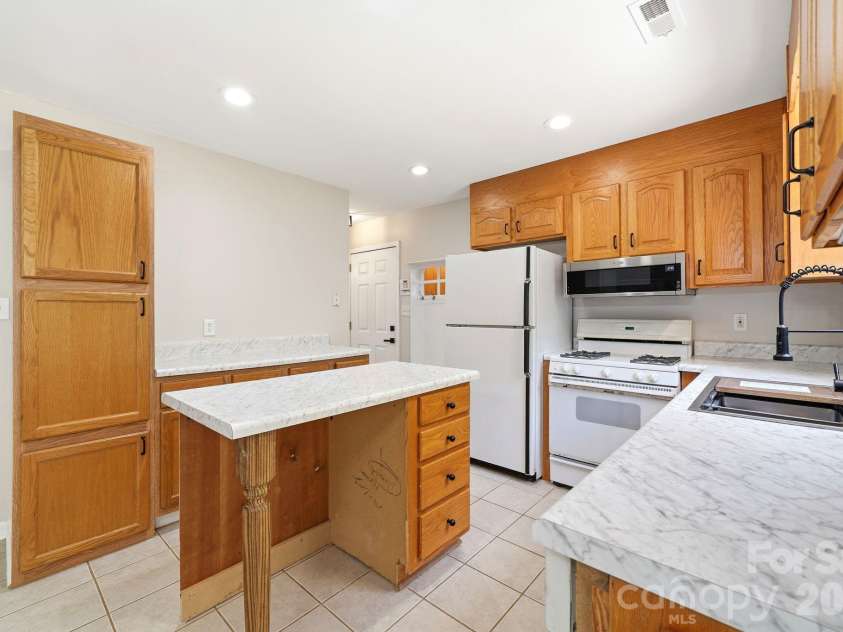 5226 Rockwood Road, Charlotte, NC 28216.  MLS# CAR4403218, YatesRealty ID 24541. 