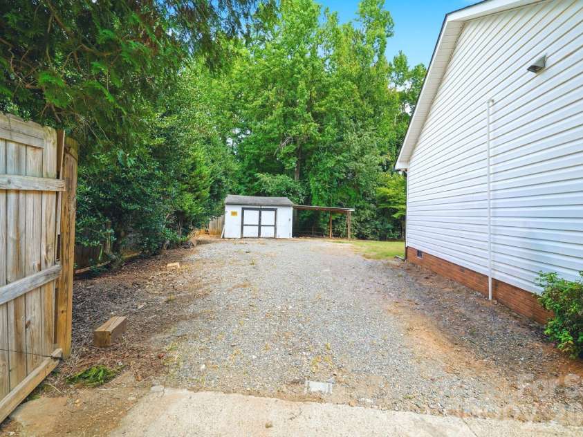 5226 Rockwood Road, Charlotte, NC 28216.  MLS# CAR4403218, YatesRealty ID 24541. 