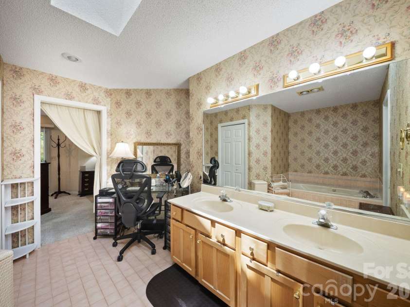 16 Zachary Ridge Road, Asheville, NC 28804.  MLS# CAR4376001, YatesRealty ID 24544. 