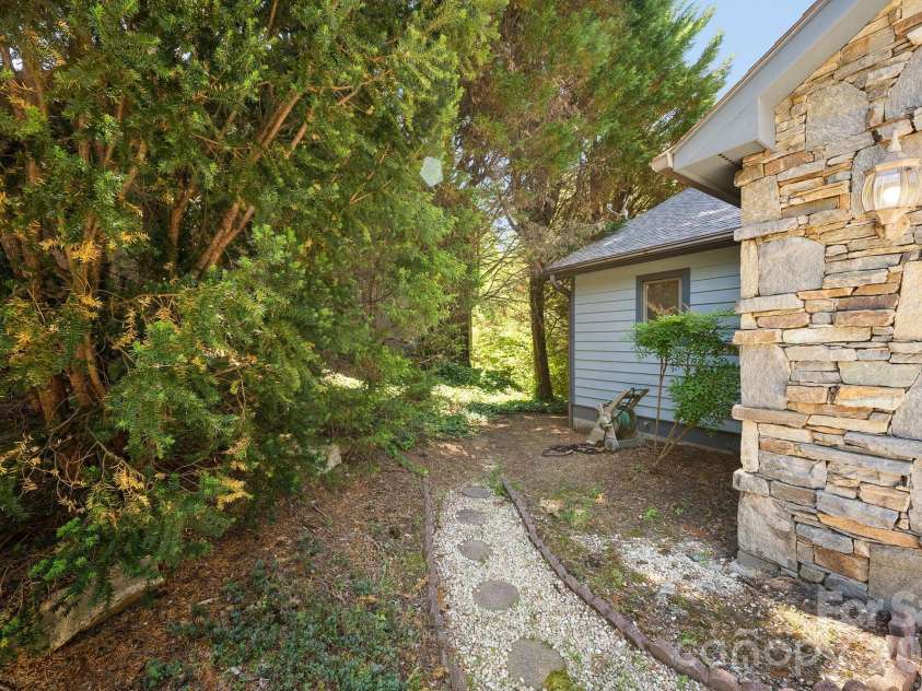 16 Zachary Ridge Road, Asheville, NC 28804.  MLS# CAR4376001, YatesRealty ID 24544. 