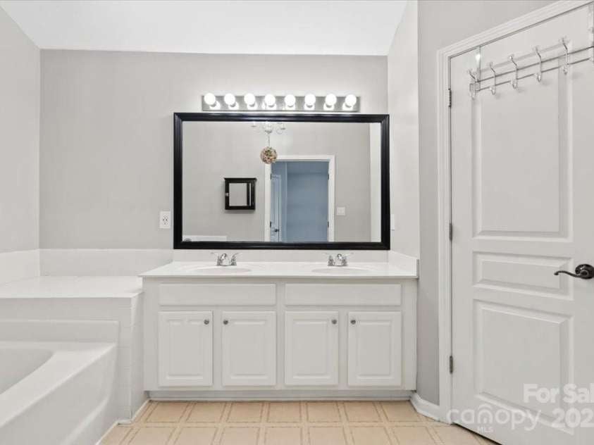 2527 Fossil Stone Lane, Fort Mill, SC 29708.  MLS# CAR4271300, YatesRealty ID 24545. 
