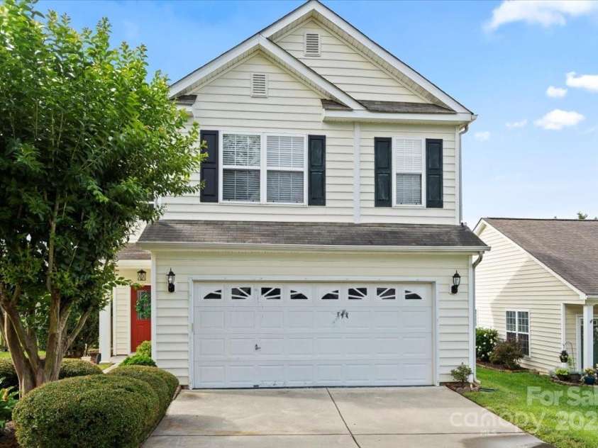 2527 Fossil Stone Lane, Fort Mill, SC 29708.  MLS# CAR4271300, YatesRealty ID 24545. Double car garage