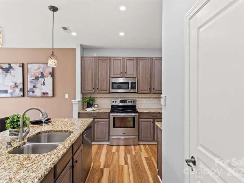 2527 Fossil Stone Lane, Fort Mill, SC 29708.  MLS# CAR4271300, YatesRealty ID 24545. Kitchen with granite countertops