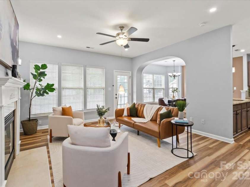 2527 Fossil Stone Lane, Fort Mill, SC 29708.  MLS# CAR4271300, YatesRealty ID 24545. Living room