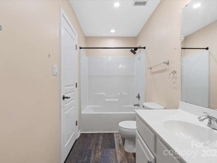 2527 Fossil Stone Lane, Fort Mill, SC 29708.  MLS# CAR4271300, YatesRealty ID 24545. Shared hall bathrrom