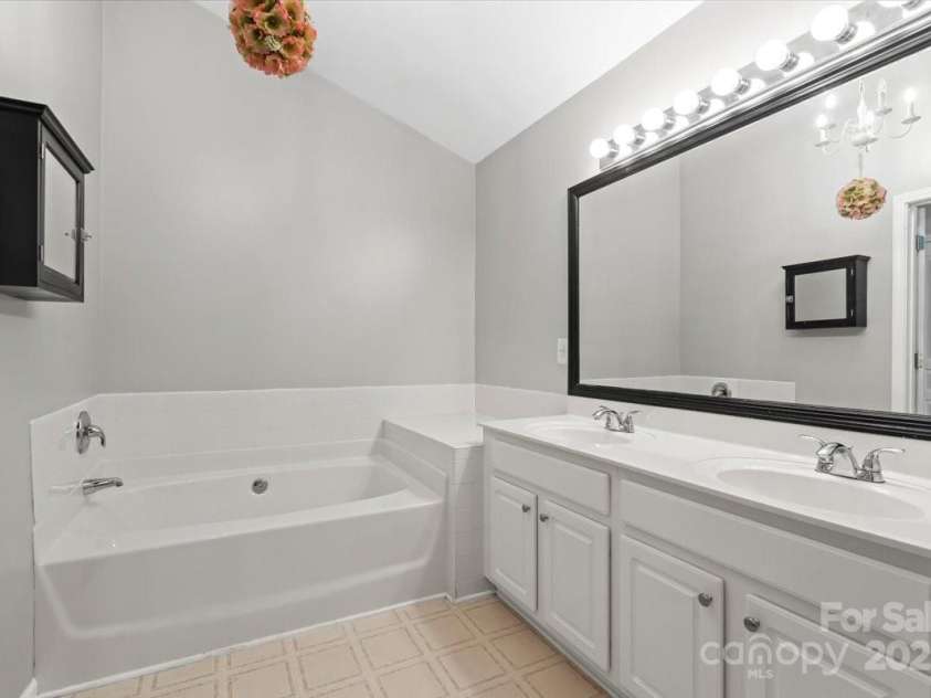 2527 Fossil Stone Lane, Fort Mill, SC 29708.  MLS# CAR4271300, YatesRealty ID 24545. Tub in Primary bathroom