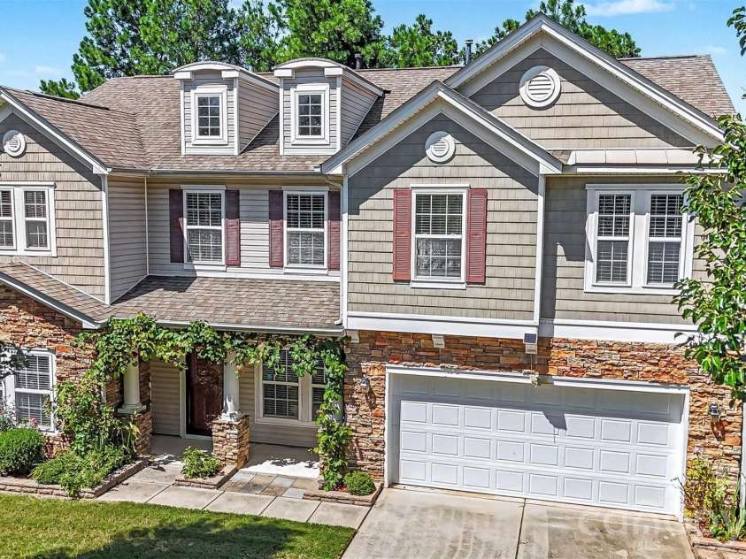 325 Mount Side Way, Fort Mill, SC 29715.  MLS# CAR4418360, YatesRealty ID 24547. Front Exterior