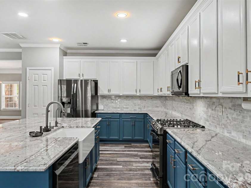 325 Mount Side Way, Fort Mill, SC 29715.  MLS# CAR4418360, YatesRealty ID 24547. Kitchen