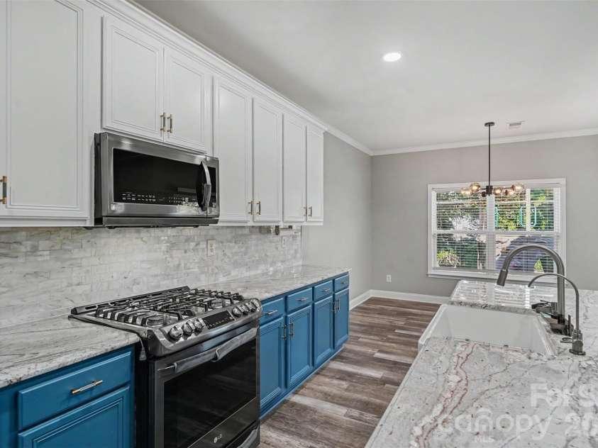 325 Mount Side Way, Fort Mill, SC 29715.  MLS# CAR4418360, YatesRealty ID 24547. Kitchen into breakfast nook