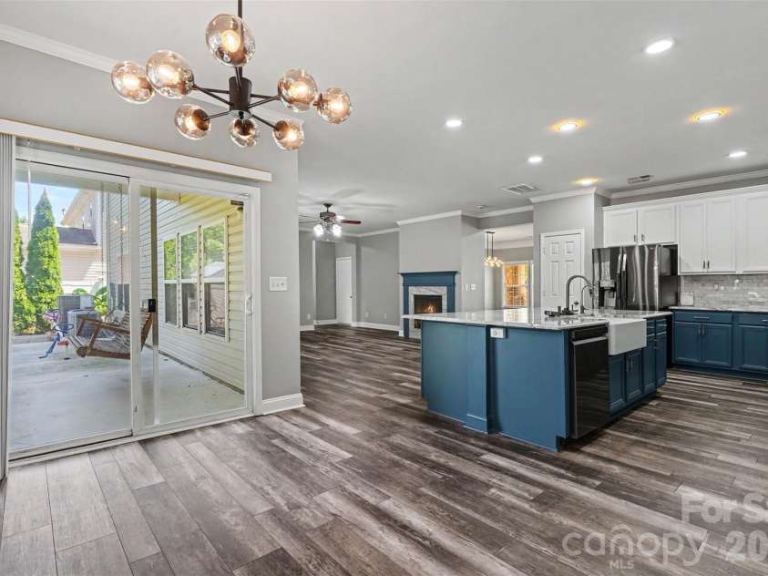 325 Mount Side Way, Fort Mill, SC 29715.  MLS# CAR4418360, YatesRealty ID 24547. Open breakfast, kitchen and dining