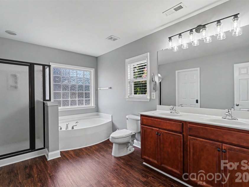 325 Mount Side Way, Fort Mill, SC 29715.  MLS# CAR4418360, YatesRealty ID 24547. Primary Bathroom