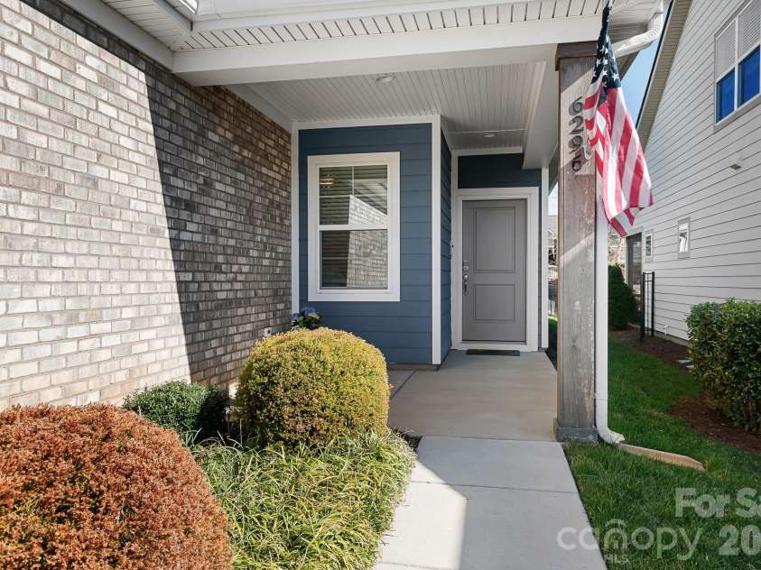 6296 Raven Rock Drive, Denver, NC 28037.  MLS# CAR4195709, YatesRealty ID 2455. Front entryway