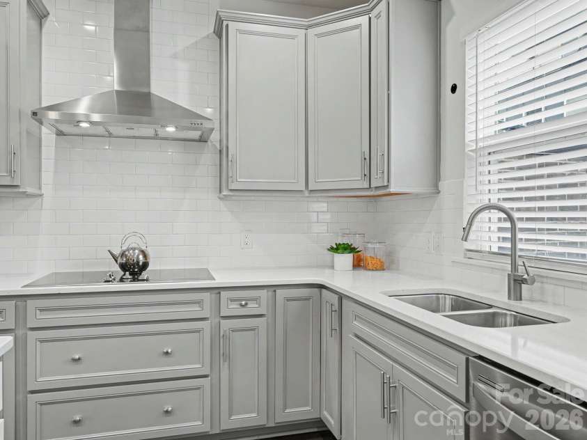 3822 Sky Haven Drive, Charlotte, NC 28209.  MLS# CAR4411443, YatesRealty ID 24554. 