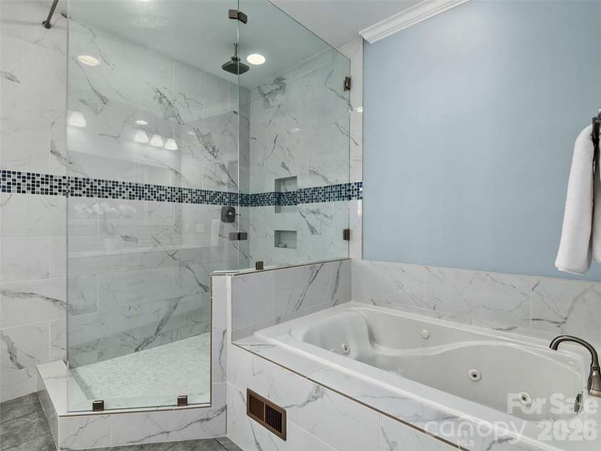21 Dianthus Drive, Asheville, NC 28803.  MLS# CAR4356778, YatesRealty ID 24555. 