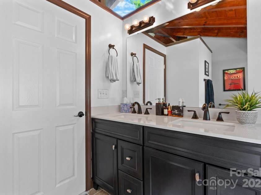 61 Honeycutt Lane, Nebo, NC 28761.  MLS# CAR4306544, YatesRealty ID 24556. 