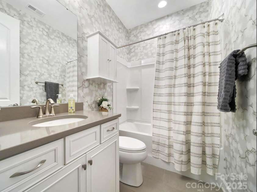 537 Lincoln Quarters Lane, Fort Mill, SC 29708.  MLS# CAR4276928, YatesRealty ID 24559. 