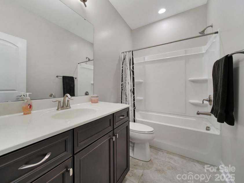 537 Lincoln Quarters Lane, Fort Mill, SC 29708.  MLS# CAR4276928, YatesRealty ID 24559. 