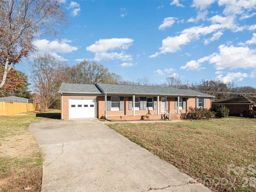 830 Magnolia Street, Mooresville, NC 28115.  MLS# CAR4328561, YatesRealty ID 2456. 