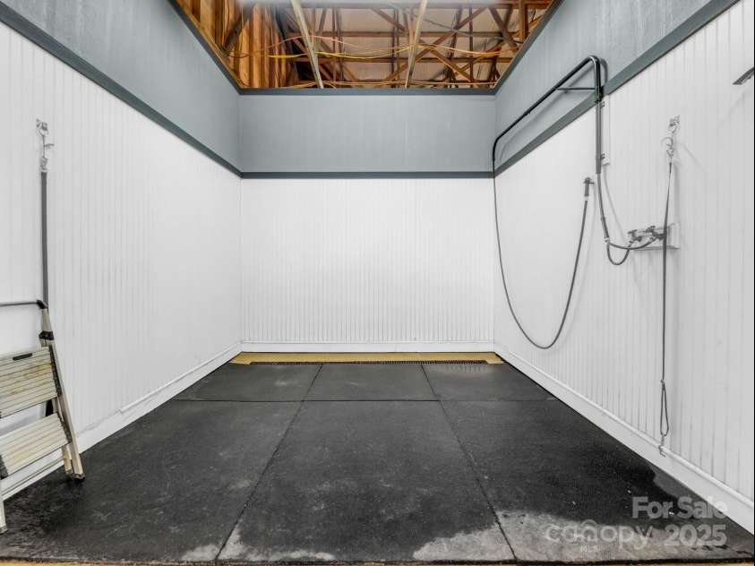 1550 Airport Road, Rutherfordton, NC 28139.  MLS# CAR4277211, YatesRealty ID 24561. Wash and grooming stall