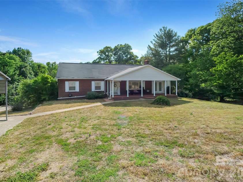 3021 Davis Park Road, Gastonia, NC 28052.  MLS# CAR4380027, YatesRealty ID 24563. 