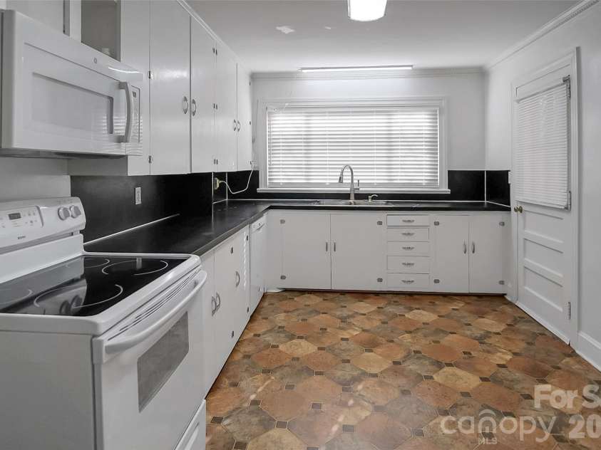 3021 Davis Park Road, Gastonia, NC 28052.  MLS# CAR4380027, YatesRealty ID 24563. 