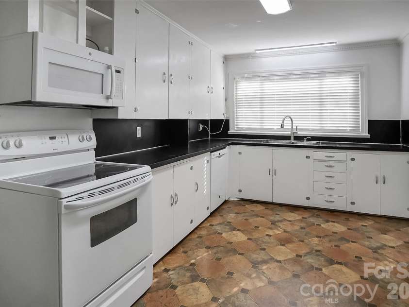 3021 Davis Park Road, Gastonia, NC 28052.  MLS# CAR4380027, YatesRealty ID 24563. 