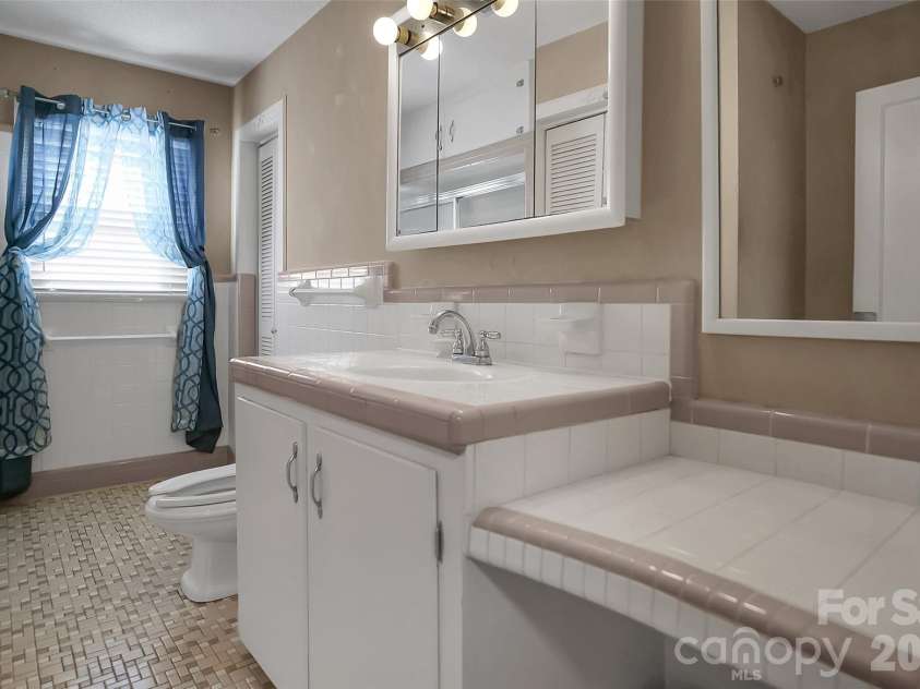 3021 Davis Park Road, Gastonia, NC 28052.  MLS# CAR4380027, YatesRealty ID 24563. 
