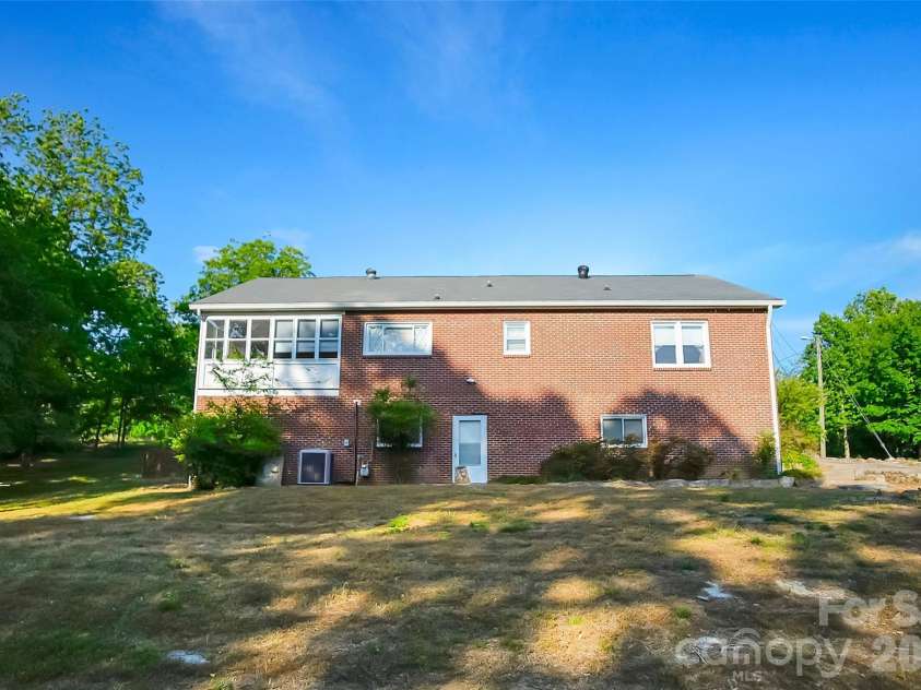 3021 Davis Park Road, Gastonia, NC 28052.  MLS# CAR4380027, YatesRealty ID 24563. 