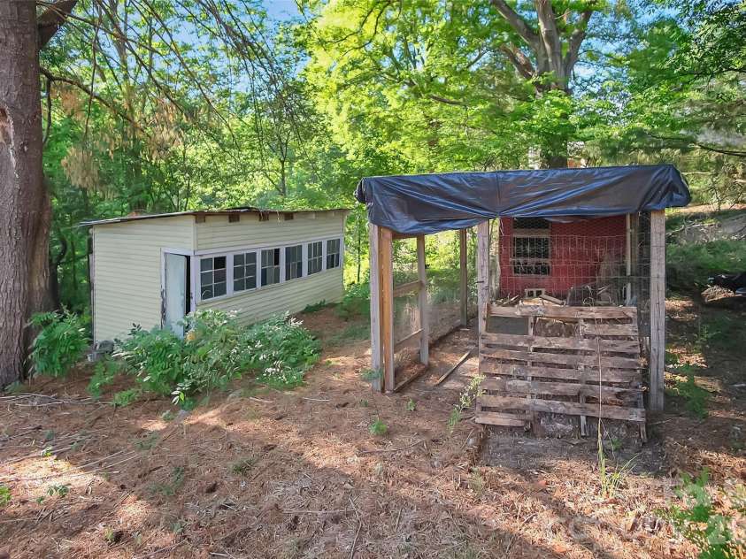 3021 Davis Park Road, Gastonia, NC 28052.  MLS# CAR4380027, YatesRealty ID 24563. 