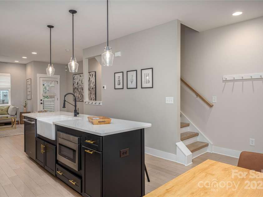 2011 Hamorton Place, Charlotte, NC 28205.  MLS# CAR4264148, YatesRealty ID 24564. 