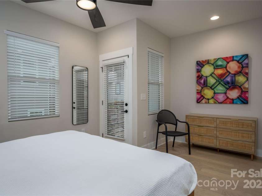 2011 Hamorton Place, Charlotte, NC 28205.  MLS# CAR4264148, YatesRealty ID 24564. 