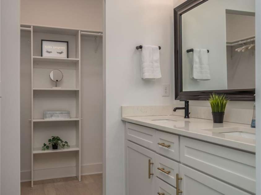 2011 Hamorton Place, Charlotte, NC 28205.  MLS# CAR4264148, YatesRealty ID 24564. 