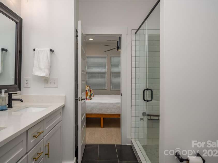 2011 Hamorton Place, Charlotte, NC 28205.  MLS# CAR4264148, YatesRealty ID 24564. 