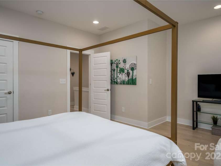 2011 Hamorton Place, Charlotte, NC 28205.  MLS# CAR4264148, YatesRealty ID 24564. 