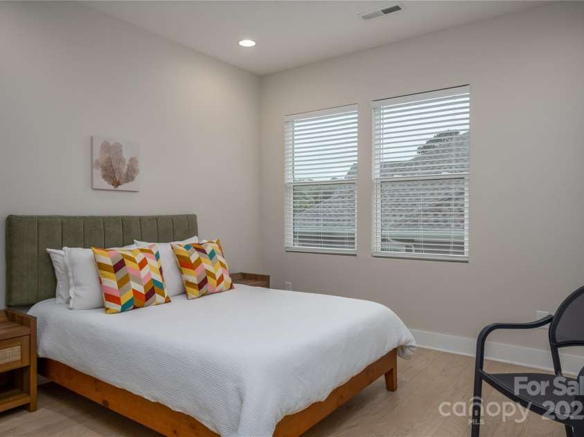 2011 Hamorton Place, Charlotte, NC 28205.  MLS# CAR4264148, YatesRealty ID 24564. 