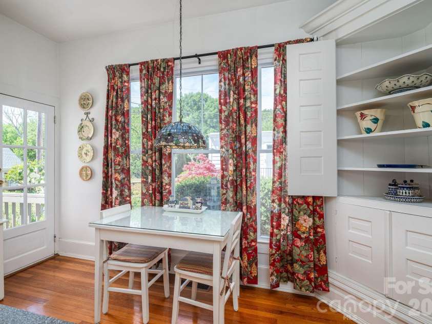 314 Cedar Street, Lincolnton, NC 28092.  MLS# CAR4381712, YatesRealty ID 24565. Breakfast area
