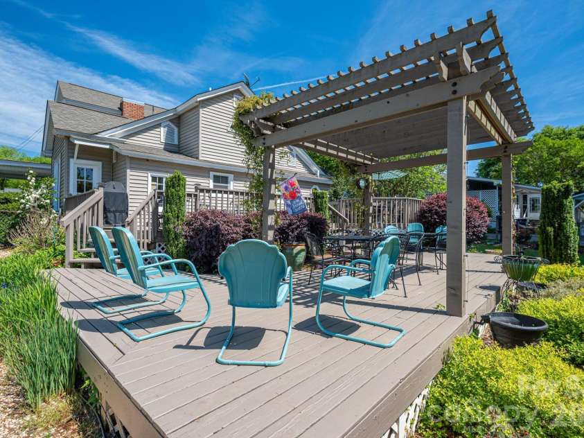 314 Cedar Street, Lincolnton, NC 28092.  MLS# CAR4381712, YatesRealty ID 24565. Deck