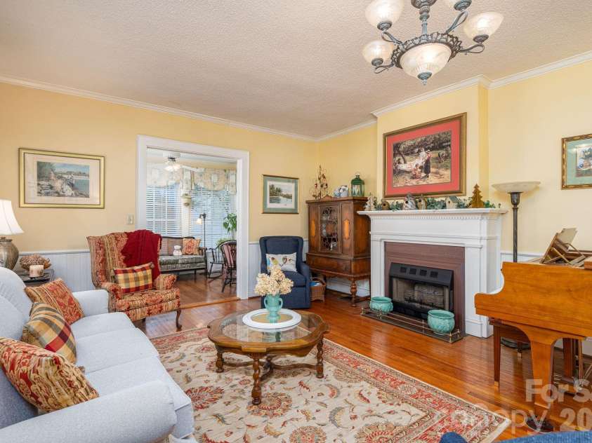 314 Cedar Street, Lincolnton, NC 28092.  MLS# CAR4381712, YatesRealty ID 24565. Living Room