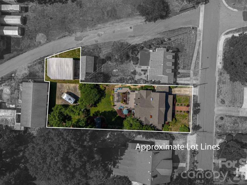 314 Cedar Street, Lincolnton, NC 28092.  MLS# CAR4381712, YatesRealty ID 24565. Lot lines
