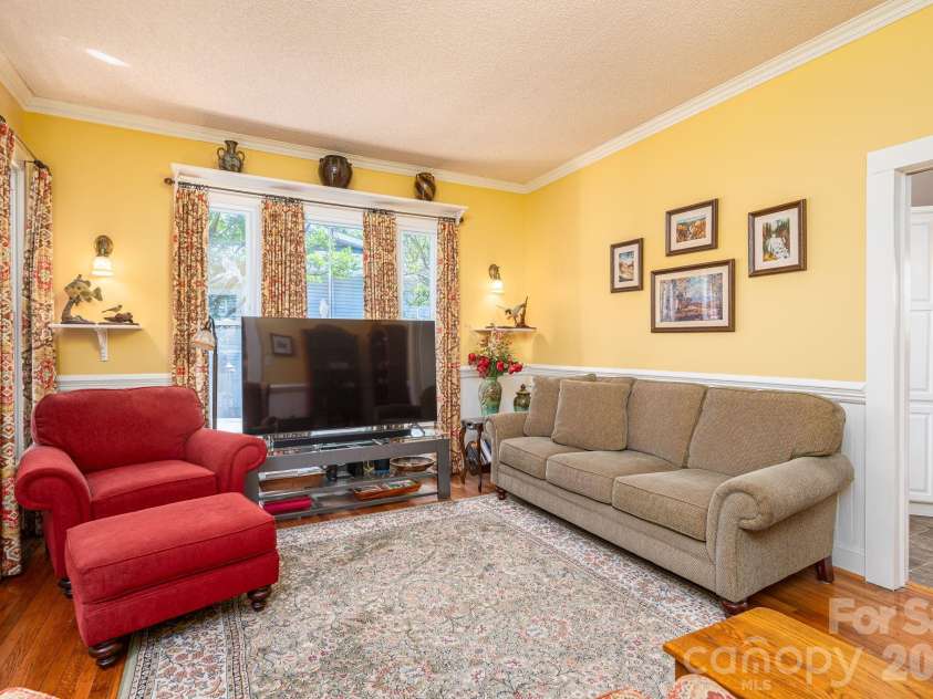 314 Cedar Street, Lincolnton, NC 28092.  MLS# CAR4381712, YatesRealty ID 24565. Sitting room
