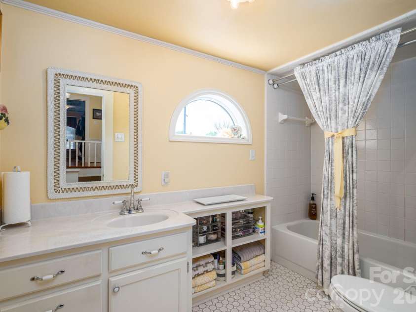 314 Cedar Street, Lincolnton, NC 28092.  MLS# CAR4381712, YatesRealty ID 24565. Upper level full bath