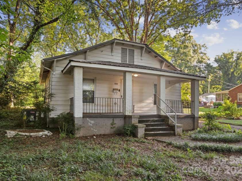709 Front Street, Statesville, NC 28677.  MLS# CAR4279239, YatesRealty ID 24565. 