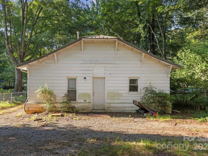 709 Front Street, Statesville, NC 28677.  MLS# CAR4279239, YatesRealty ID 24565. 